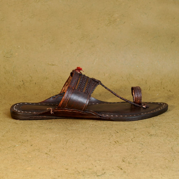Side view men’s authentic chrome processed leather single strap Wadi Kolhapuri chappal, shiny traditional ethnic minimalist design