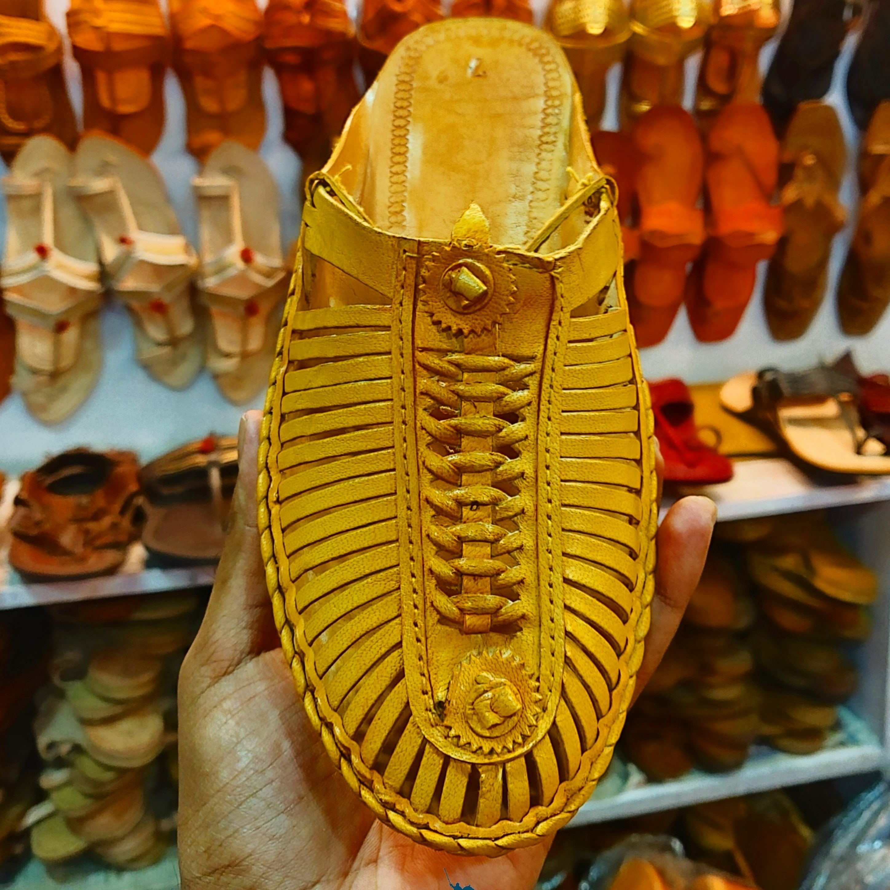 kolhapuri mojari chappal